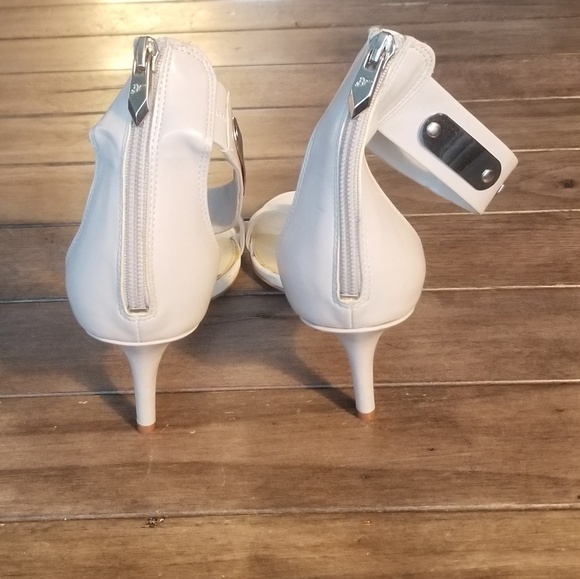 Fergie white leather open toe ankle strap sandal. - Picture 3 of 5